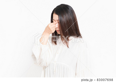 眼精疲労に悩む主婦 83007698