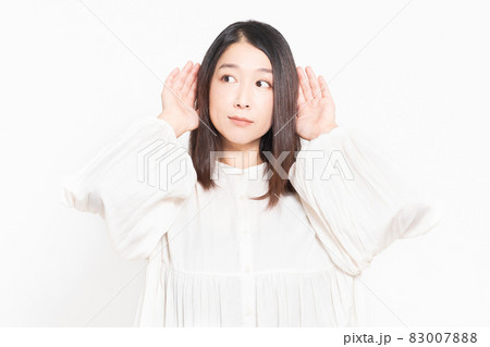 聞き耳を立てて噂話を聞いている主婦 聞き耳を立てて噂話を聞いている主婦 83007888