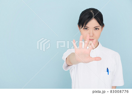 手を出して制止する女性の看護師 手を出して制止する女性の看護師 83008776