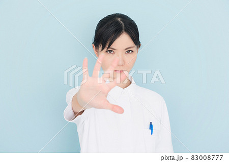 手を出して制止する女性の看護師 手を出して制止する女性の看護師 83008777
