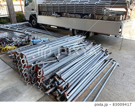 これから始まる足場組み立て作業 83009417