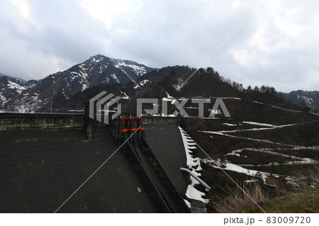 壮大なダムの壁と雄大な山 壮大なダムの壁と雄大な山 83009720