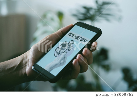 looking for a psychologist with his smartphone 83009765