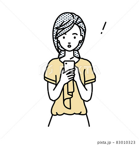 立ってスマートフォンを操作して何かに気づいて驚いたブラウスの女性 83010323