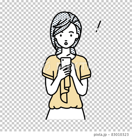 立ってスマートフォンを操作して何かに気づいて驚いたブラウスの女性 83010323