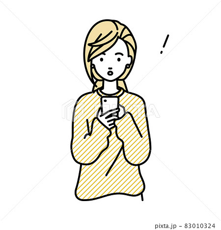 立ってスマートフォンを操作して何かに気づいて驚いたリモートワークの女性 83010324