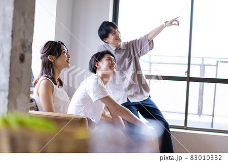家でスポーツの試合を観戦する若い男女 家でスポーツの試合を観戦する若い男女 83010332