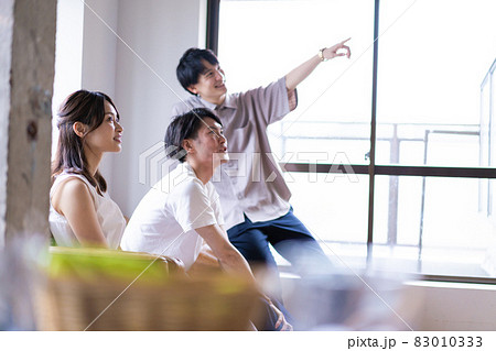 家でスポーツの試合を観戦する若い男女 家でスポーツの試合を観戦する若い男女 83010333