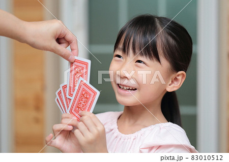 トランプでババ抜きをする女の子 83010512