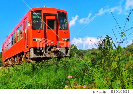 【島根県】備後落合駅へ向かう単行列車 木次線 【島根県】備後落合駅へ向かう単行列車 木次線 83010631