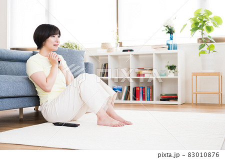 ハラハラしながらテレビを見る女性 ハラハラしながらテレビを見る女性 83010876