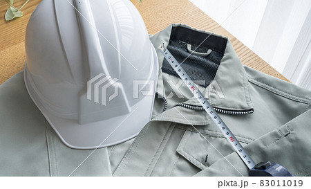 作業服とヘルメットとメジャー｜建設業イメージ	 83011019