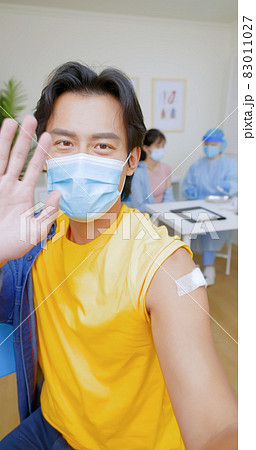 man takes selfie when vaccination 83011027