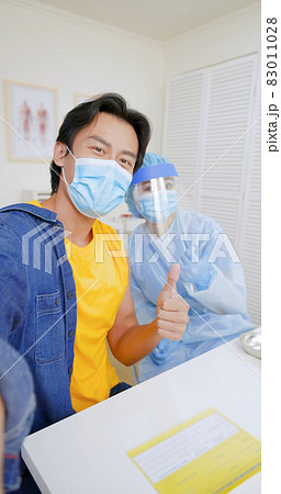 man takes selfie when vaccination 83011028