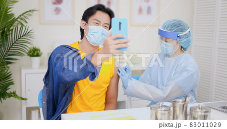 man takes selfie when vaccination 83011029