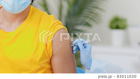 man gets vaccination 83011030
