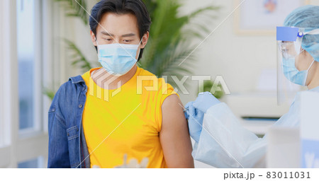 man gets vaccination 83011031