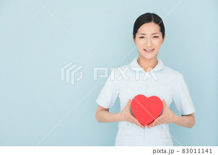 ハートマークをもつ女性の看護師 83011141
