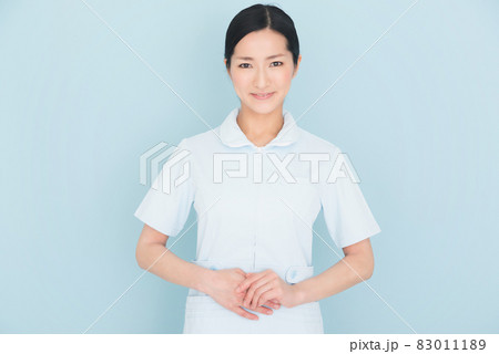 女性の看護師 女性の看護師 83011189
