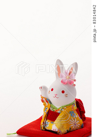うさぎ年の年賀素材、手招きする兎 うさぎ年の年賀素材、手招きする兎 83014842