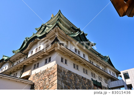 夏空の名古屋城と本丸御殿や石垣 夏空の名古屋城と本丸御殿や石垣 83015436