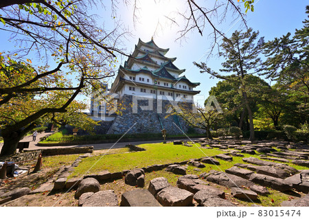 夏空の名古屋城と本丸御殿や石垣 83015474