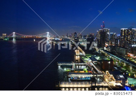 東京都港区のホテルからレインボーブリッジの夜景を楽しむ 83015475