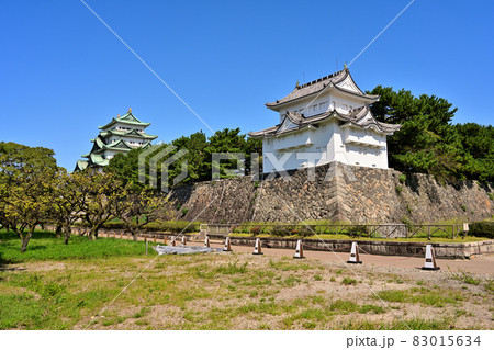夏空の名古屋城と本丸御殿や石垣 83015634
