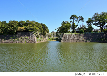 夏空の名古屋城と本丸御殿や石垣 夏空の名古屋城と本丸御殿や石垣 83015727