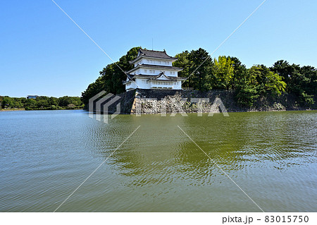 夏空の名古屋城と本丸御殿や石垣 83015750