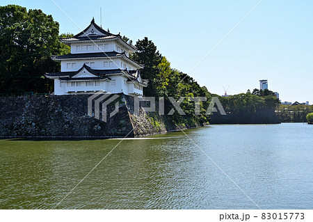 夏空の名古屋城と本丸御殿や石垣 夏空の名古屋城と本丸御殿や石垣 83015773