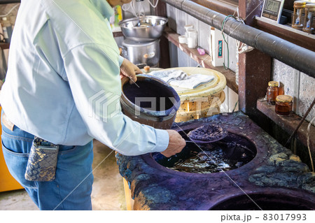 藍染　藍甕のすくもを取る作業 83017993