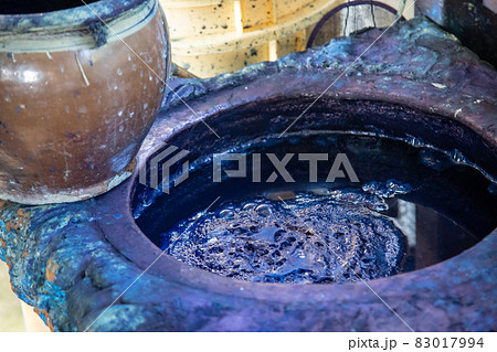 藍染 藍甕のすくもを取る作業の写真素材 [83017994] - PIXTA
