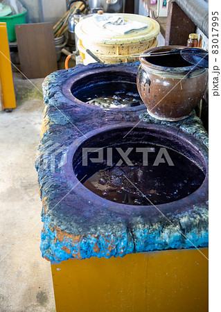 藍染　藍甕のすくもを取る作業 83017995