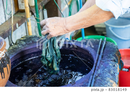 藍染　藍瓶に浸す 83018149