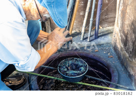 藍染 藍瓶に浸す 藍染 藍瓶に浸す 83018162