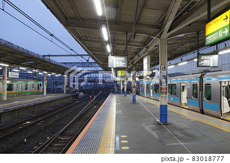 AM06:00／早朝の大宮駅在来線ホームにて 83018777