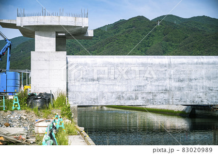 大船渡に建設中の水門の左側 大船渡に建設中の水門の左側 83020989