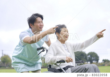 介護士と車椅子に乗る高齢者 介護士と車椅子に乗る高齢者 83022058