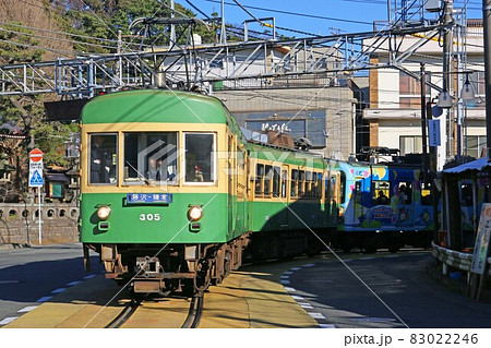 併用軌道区間を走る江ノ電の車両 83022246