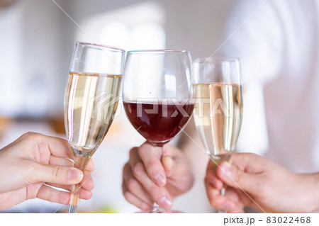 ワイングラスで乾杯をする若い男女 83022468
