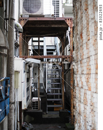 雑居ビル、裏口 雑居ビル、裏口 83022693