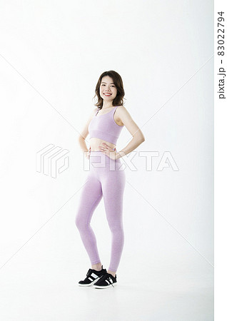 女性　トレーニング　インストラクター　笑顔　カメラ目線 83022794
