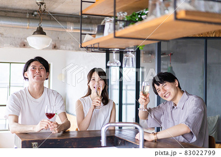 スポーツバーで試合を観戦する若者 83022799