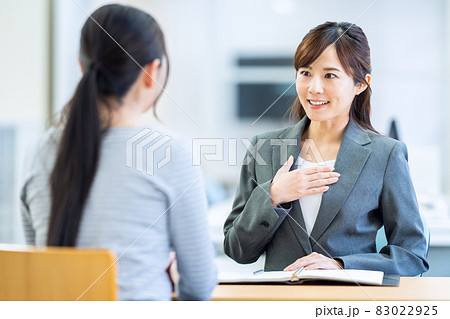 金融　保険　コンサルタント　プランナー　ビジネス　ビジネスマン　オフィス 83022925