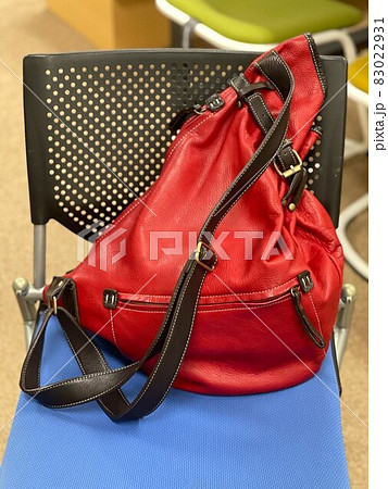 青い椅子に乗せた赤い鞄 83022931