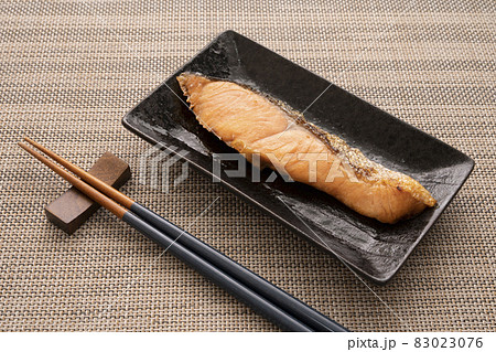 鮭の塩焼き 鮭の塩焼き 83023076
