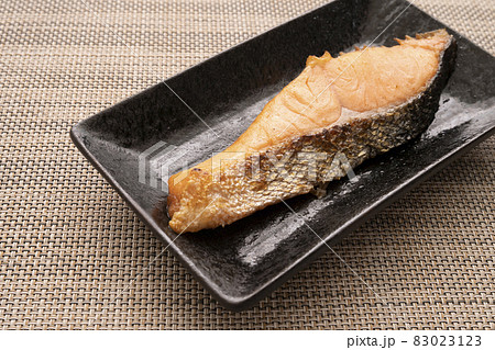鮭の塩焼き 83023123