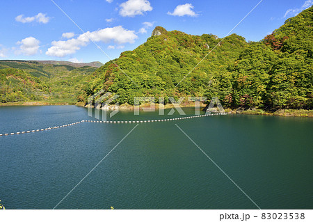 秋の北海道函館市の新中野ダムの風景を撮影 83023538
