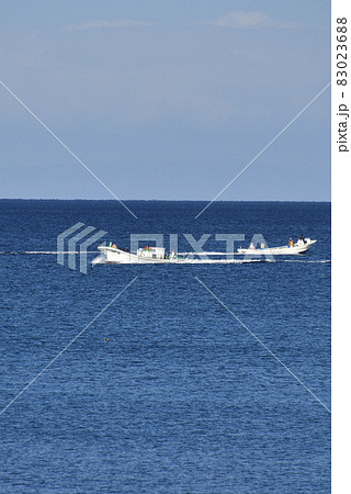 秋の北海道江差町で秋サケ漁の漁船が行きかう風景を撮影 83023688